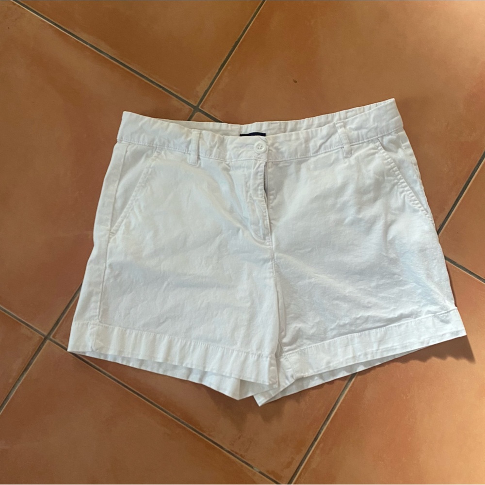 NAUTICA white shorts. Size 10. 98% cotton. 2% elastane. NAUTICA symbol on back.